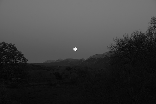 Luna piena sul monte  (foto Antonello Lai)